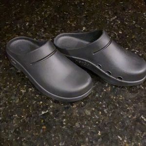 OOFOS WOMEN'S OOCLOOG CLOG - BLACK